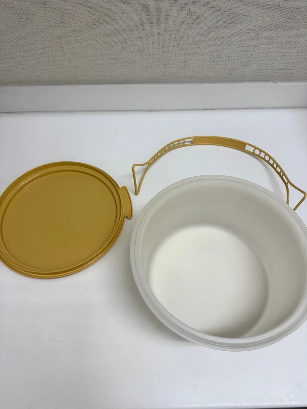 Vintage Tupperware Handle Cake Carrier